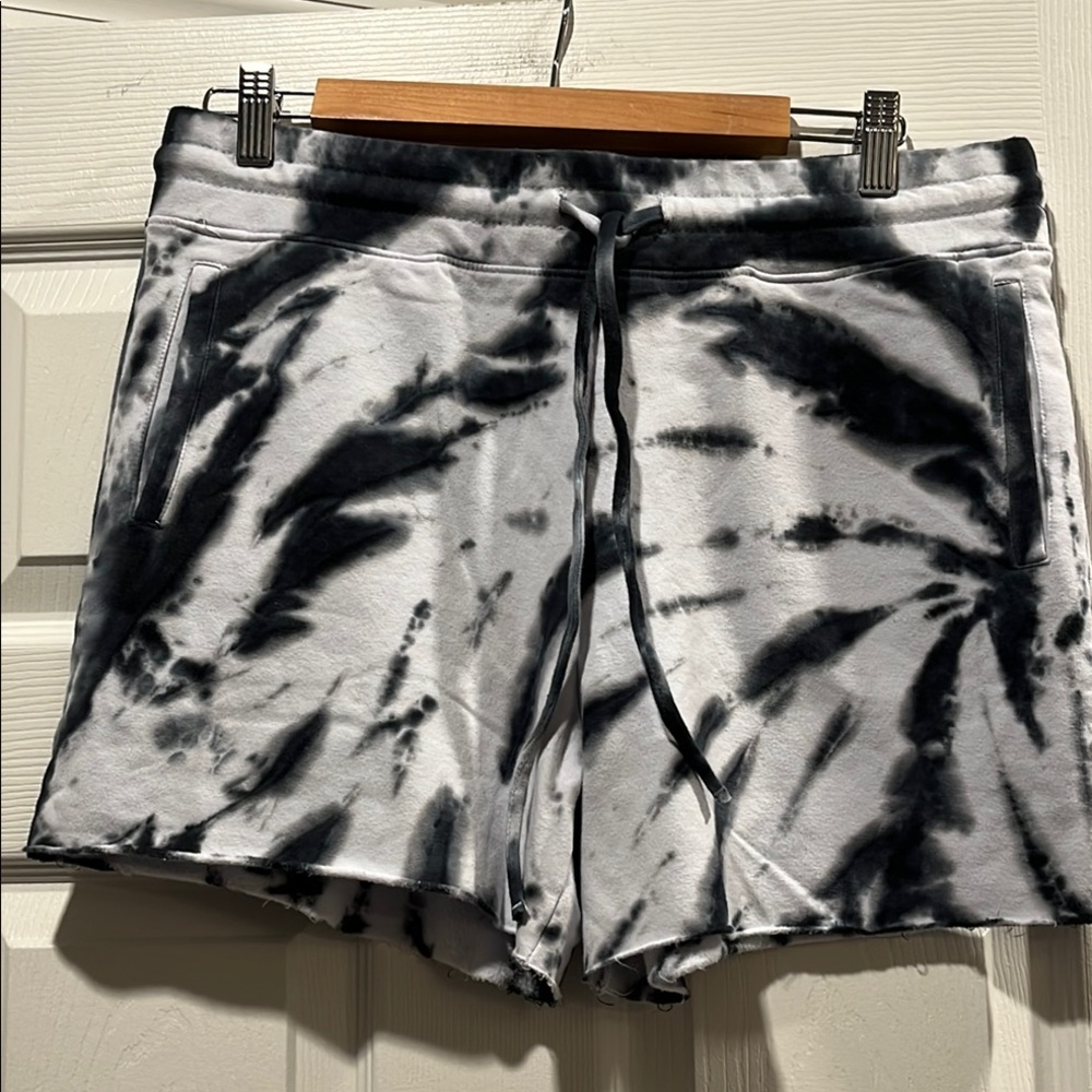 AR-33 Black and White Tie-Dye Activewear Shorts. Size M New With‎ Tags.